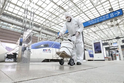 Работник распыляет дезинфицирующее средство на вокзале в Сеуле, Южной Корея, 25 февраля 2020 года для предотвращения распространению вируса SARS-CoV-2. (Фото:Синьхуа/ВИА)