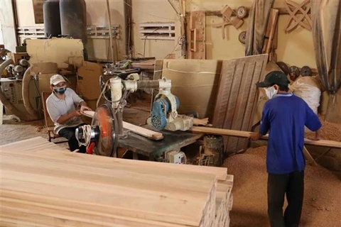 Производство изделий из дерева для экспорта. (Фото: Ву Шинь/ВИА)