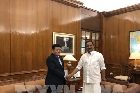 Министр планирования и инвестиций Нгуен Чи Зунг (слева) и государственный министр иностранных дел Индии Шри В. Муралидхаран (Фото: ВИА)