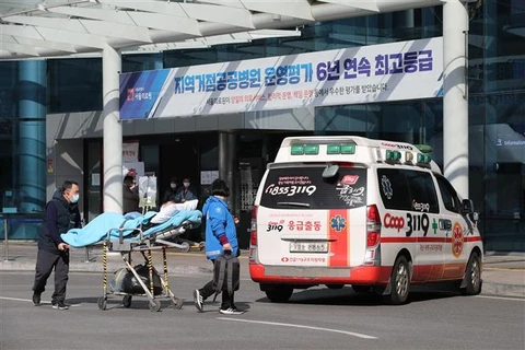  Пациенты, инфицированные COVID-19, доставлены в Медицинский центр Сеула, Корея, 27 февраля 2020 года. (Фото: YONHAP/ВИА)