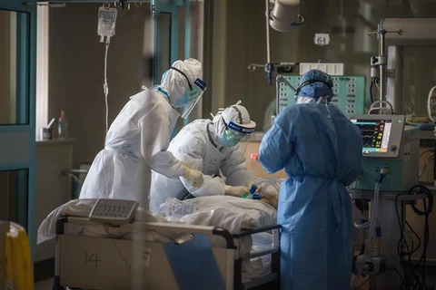 Медицинский персонал лечитпациентов, инфицированных COVID-19, в больнице в Ухане, провинция Хубэй, Китай, 22 февраля 2020 года. (Фото: Синьхуа/ВИА)