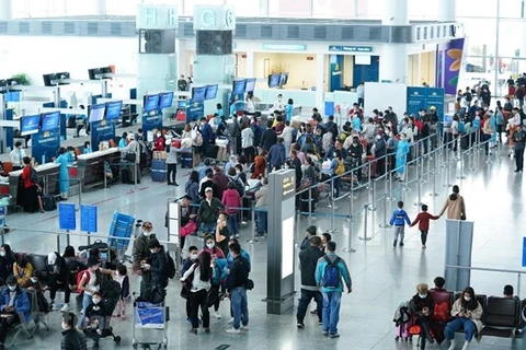 Пассажиры в международном аэропорту Нойбай (Фото: ВИА)
