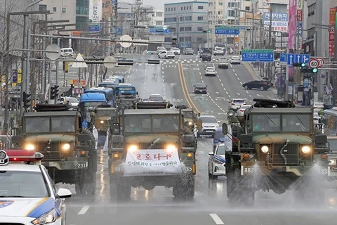 Военные машины ЮК проводят деинфекцию дороги в городе Тэгу, примерно в 300 км к юго-востоку от Сеула, 29 февраля (Фото: AFP/ВИА)