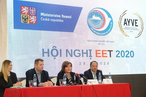 Выступление заместителя премьер-министра Чехии и министра финансов Алены Шиллеровой (вторая справа) на семинаре, прошедшем 29 февраля в Праге (фото: ВИА) 