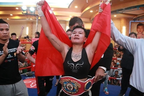Вьетнамка Нгуен Тху Чу Ньи празднует победу в дисциплине WBO Asia Pacific по боксу в минимальном весе. (Фото: Нам Чунг/ВИА)