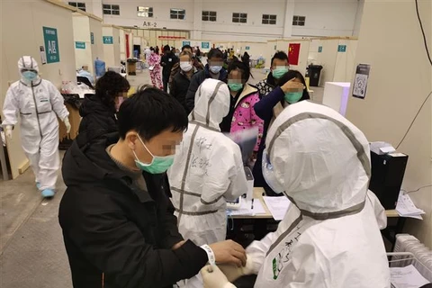 Пациенты инфицированные COVID-19 проходят лечение в полевом госпитале в Ухане, провинция Хубэй, Китай, 8 февраля 2020 года. (Фото:Синьхуа/ВИА)