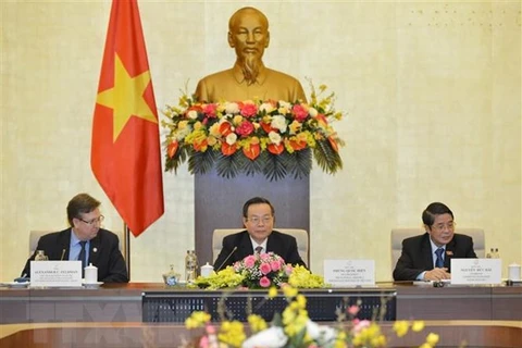 Заместитель председателя Национального собрания Вьетнама Фунг Куок Хьен выступает на прием. (Фото: Зыонг Зянг/ВИА)