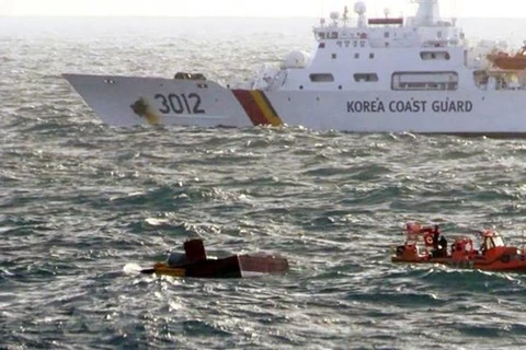 Силы береговой обороны Кореи (KCG) в поиске пострадавших в пожаре рыболовного судна 20 ноября 2019 года. (Фото: YONHAP/ВИА)
