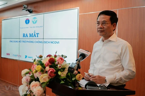 Министр информации и связи Нгуен Мань Хунг выступает на черемонии зыпуска приложений. (Фото: Минь Хиеу/Vietnam+)