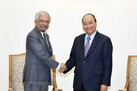 Премьер-министр Нгуен Суан Фук (справа) и постоянный координатор ООН во Вьетнаме Камаль Малхотра (Фото: ВИА) 