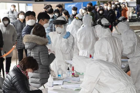 Люди стоят в очереди на тест на COVID-19 в Сеуле, Корея, 10 марта 2020 года. (Фото:Синьхуа/ВИА)