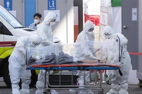Медработники доставляют пациентов с COVID-19 в больницу в Сеуле, Южная Корея, 1 марта 2020 года. (Фото: Синьхуа/ВИА) 