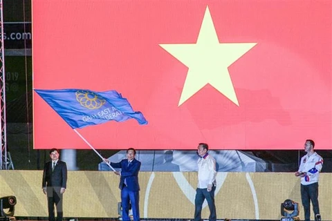 Министр культуры, спорта и туризма Вьетнама Нгуен Нгок Тхьен получил флаг для проведения спортивных игр SEA Games 31. (Фото: Хоанг Линь/ВИА)