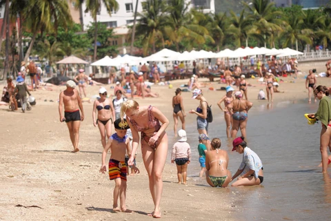 Иностранные туристы на пляже Нячанг в 2020 году.