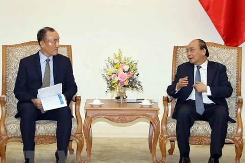Премьер-министр Нгуен Суан Фук (справа) и представитель ВОЗ во Вьетнаме Пак Кидонг (Фото: ВИА)