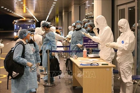 Пассажиры прошли медосмотр и измерили температуру тела в аэропорту Вандон (Фото: ВИА)