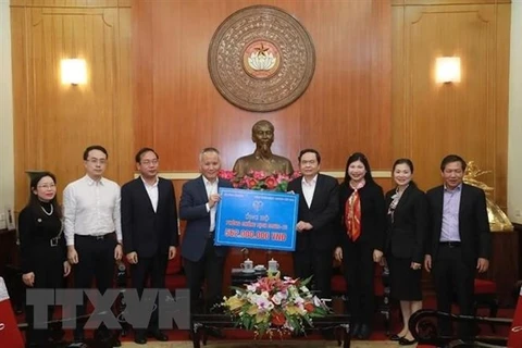 Председатель Центрального отечественного фронта Вьетнама (ОФВ) Чан Тхань Ман получил пожертвования от министерства промышленности и торговли.(Фото: ВИА)