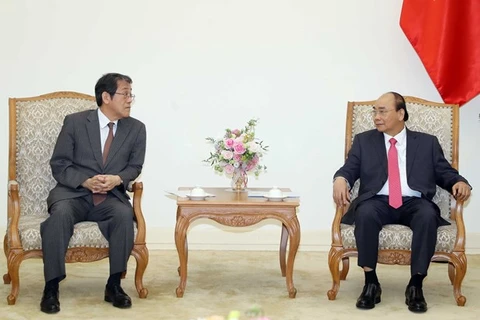 Премьер-министр Нгуен Суан Фук (справа) встретился 24 марта с бывшим послом Японии во Вьетнаме Умедой Кунио (Фото: ВИА)