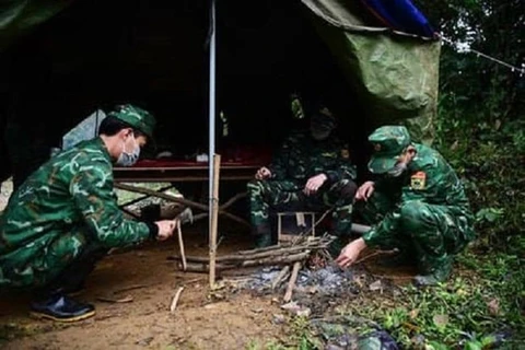 Премьер-министр Нгуен Суан Фук особенно отметил тех, кто находится на передовой борьбы, добавляя, что фотографии офицеров и солдат, ночью спящих в лесу и недостаточно хорошо питающихся в борьбе с COVID-19, доказали прекрасные традиции героической Народной