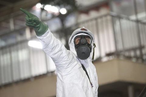 Солдат химических войск Минобороны принимает участие в дезинфекции Батьмайской больницы 28 марта (фото: ВИА)