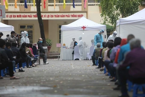 Люди стоят в очереди для быстрого тестирования на COVID-19, в средней школе Донгда в Ханое 31 марта (Фото: ВИА)
