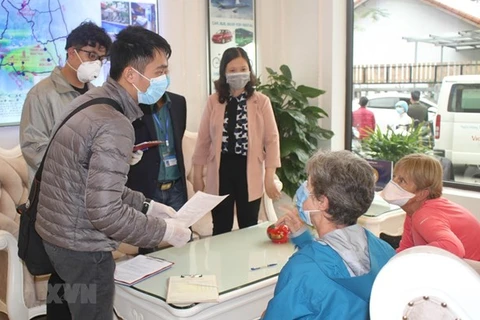 Иностранные туристы заполняют декларацию о здоровье в общине Хоалы, провинции Ниньбинь. (Фото: Тху Зунг/ВИА)
