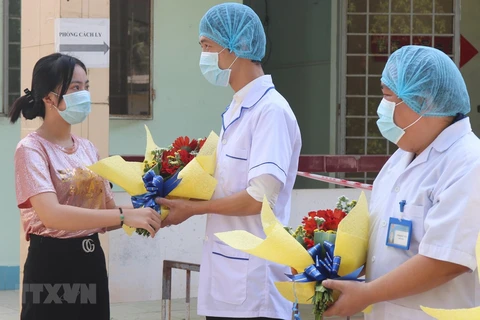 Пациентка в провинции Бенче благодарит врачей за спасение жизни. (Фото: ВИА)