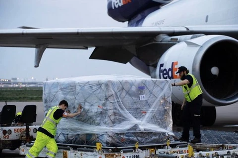 Сотрудники компании FedEx загружает товары. (Источник: twitter.com/realDonaldTrump)
