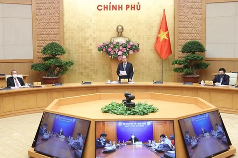 Премьер-министр Нгуен Суан Фук (в центре) выступает на телеконференции 10 апреля (Фото: ВИА) 