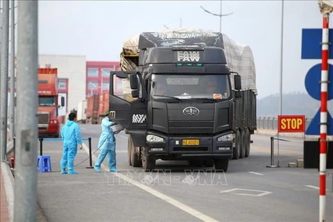 Работа по дезинфекции контейнеровоза на международном пункте пропуска Монгкай в Куангнине. (Фото: ВИА)