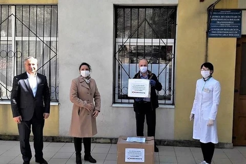 Представители фармацевтической сети «Farmacia Orient» передали 600 тестов для диагностики COVID-19. (Фото предоставлен посольством Вьетнама в Украине и Молдове)