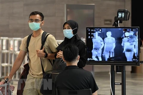 Пассажиры в международном аэропорту Чанги в Сингапуре. (Фото: AFP / ВИА)