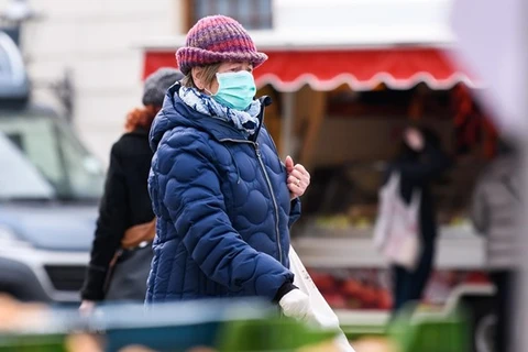 Женщина носит маску, чтобы предотвратить заражение COVID-19. Город Лейпциг 4 апреля (Фото: Синьхуа / ВИА)