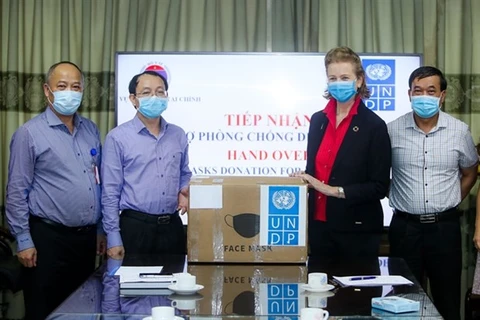 Постоянный представитель ПРООН Кейтлин Визен передает хирургические маски представителям Министерства здравоохранения Вьетанма. (Фото: ПРООН, Вьетнам)