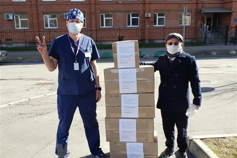 Представитель вьетнамской диаспоры в Санкт-Петербурге передал необходимые медикаменты представителю больницы. (Фото: опубликовано ВИА)
