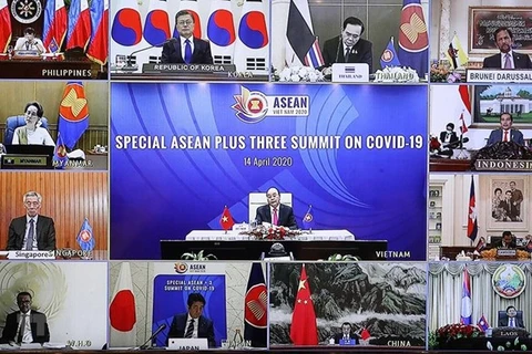 Премьер-министр Нгуен Суан Фук (в центре) председательствует на Специальном саммите АСЕАН посредством видеоконференции (Фото: ВИА)