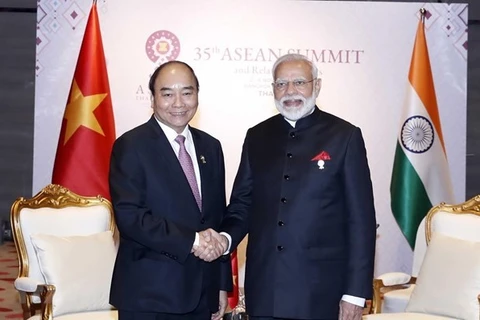 Премьер-министр Нгуен Суан Фук (слева) и премьер-министр Нарендра Моди. (Фото: ВИА)