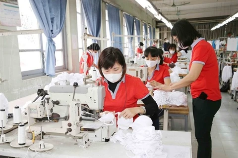 Компания Чиентханг производит тканевые маски для лица (Фото: ВИА)