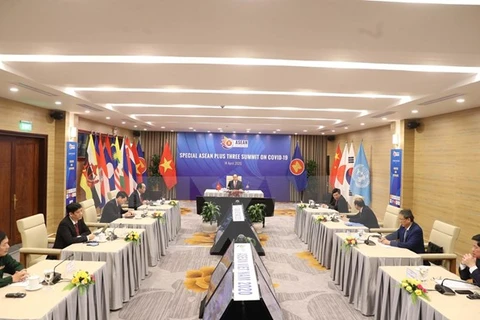 Премьер-министр Нгуен Суан Фук председательствует на 14-ом специальном саммите АСЕАН + 3 по COVID-19 14 апреля. (Фото: ВИА)