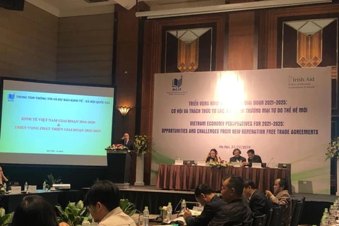 Конференция «Перспективы экономики Вьетнама на период 2021-2025: Возможности и вызовы от соглашений о свободной торговле нового поколения». (Фото: Дык Зунг/ВИА)