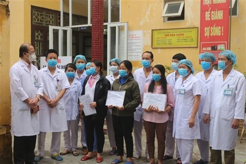 Сообщается, что последние три пациента с COVID-19 в больнице в северной провинции Ханам полностью выздоровели (Фото: ВИА)
