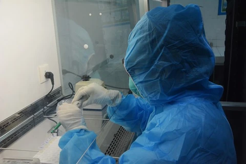 Медицинский работник берет образцы у подозреваемого на вирус в центре контроля заболеваний города Дананг (Фото: ВИА)