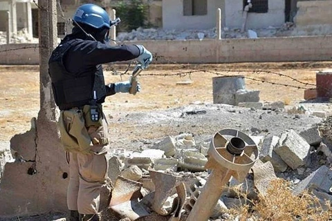 Сотрудник ООН, изучающий химическое оружие в Сирии в 2013 году. (фото AP)