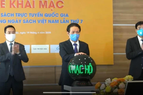 Заместитель министра информации и связи Хоанг Винь Бао официально открыл ярмарку. (Фото: baotintuc.vn)