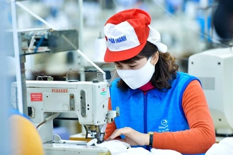 Линия по производству масок для лица на Vinatex. Многие вьетнамские бренды подтвердили свою репутацию в условиях COVID-19. (Фото: hanoimoi.vn)