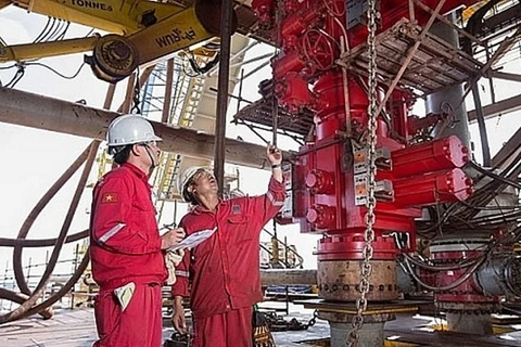 Работники на нефтяной вышке. (Фото: Корр./ВИА)