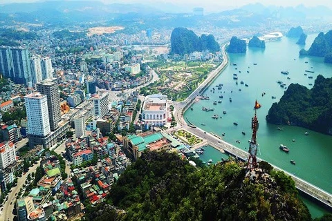 Вид на город Халонг в провинции Куангнинь (Фото: ВИА)