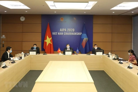Председатель комитета НС по внешним отношениям Нгуен Ван Жау принял участие в телеконференции из Ханоя. (Фото: Ван Диеп/ВИА)