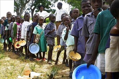 Дети в очереди за едой в Хараре, Зимбабве. (Фото: AFP / ВИА) Нью-Йорк (ВИА)