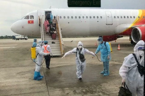 Распыление дезинфицирующего средства в аэропорту (Источник: baoquocte.vn)